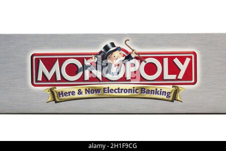 SWINDON, Royaume-Uni - 15 JANVIER 2015 : hors de la boîte montrant le logo du jeu de société Monopoly de Hasbro. Banque D'Images