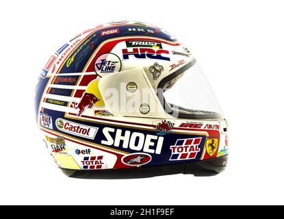 SWINDON, Royaume-Uni - 4 MAI 2014 : casque SHOEI Motosport Crash porté avec des autocollants publicitaires sur fond blanc Banque D'Images