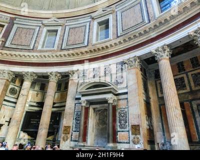 Rome, Italie - 10 septembre 2015 : personnes au dôme du Panthéon, Rome en Italie, le 10 septembre 2015 Banque D'Images