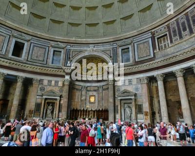 Rome, Italie - 10 septembre 2015 : personnes au dôme du Panthéon, Rome en Italie, le 10 septembre 2015 Banque D'Images