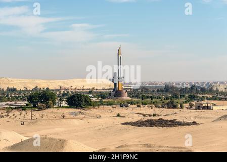 Ismailia, Egypte - Novembre 5, 2017 : un monument, en forme d'AK-47 muselière et la baïonnette, sur la rive est du Canal de Suez, près de Ismailia, eg Banque D'Images