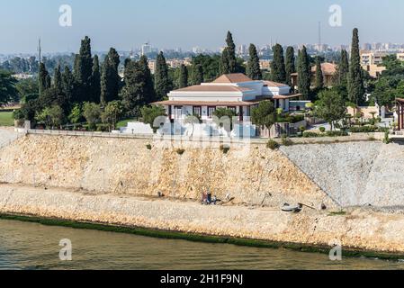 Ismailia, Egypte - Novembre 5, 2017 : Hôtel particulier sur la rive du canal de Suez à Ismaïlia, Egypte, Ville d'Afrique. Banque D'Images