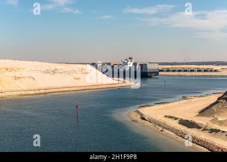 Ismailia, Egypte - Novembre 5, 2017 : grand porte-conteneurs MSC Maeva en passant le nouveau canal de Suez près d'Ismaïlia, Egypte, l'Afrique. Banque D'Images