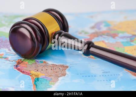 Bangkok, Thaïlande - 10 janvier 2020 Gavel pour juge avocat sur la carte du globe.Droit et justice concept de tribunal. Banque D'Images