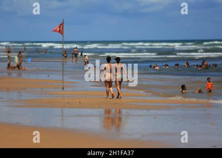 salvador, bahia / brésil - 30 décembre 2015: Les gens se déplacent sur la plage de Flamengo à Salvador. *** Légende locale *** Banque D'Images