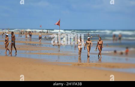 salvador, bahia / brésil - 30 décembre 2015: Les gens se déplacent sur la plage de Flamengo à Salvador. *** Légende locale *** Banque D'Images