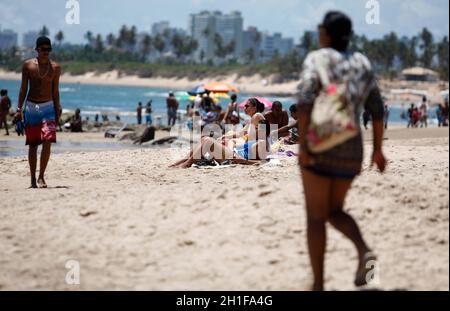 salvador, bahia / brésil - 30 décembre 2015: Les gens se déplacent sur la plage de Flamengo à Salvador. *** Légende locale *** Banque D'Images