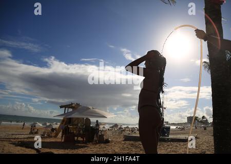 salvador, bahia / brésil - 22 décembre 2015: Femme prenant une douche à la plage de Placafor dans la ville de Salvador. *** Légende locale *** . Banque D'Images