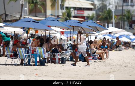 salvador, bahia / brésil - 30 décembre 2015: Les gens se déplacent sur la plage de Flamengo à Salvador. *** Légende locale *** Banque D'Images