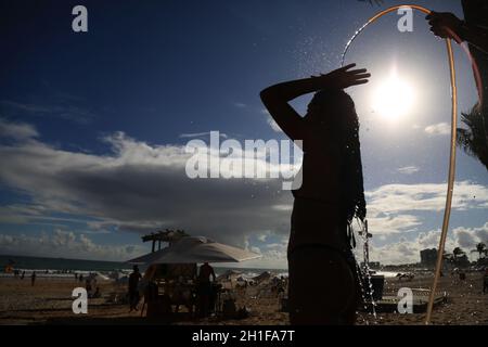 salvador, bahia / brésil - 22 décembre 2015: Femme prenant une douche à la plage de Placafor à Salvador. *** Légende locale *** Banque D'Images