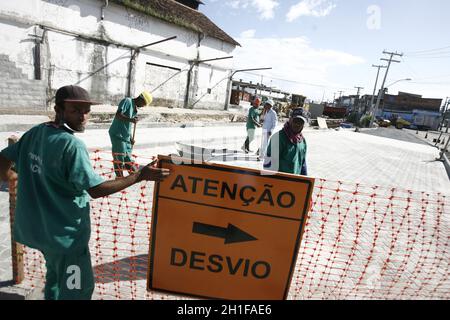 salvador, bahia / brésil - 23 février 2016: Les travailleurs font des ajustements sur la construction de la voie pour les véhicules sur l'avenue Luiz Maria, dans la Baixa do Fi Banque D'Images