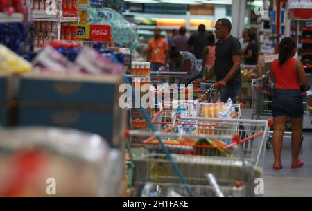 salvador, bahia / brésil - 11 novembre 2016: Les clients sont vus faire du shopping au supermarché dans la ville de Salvador. *** Légende locale *** . Banque D'Images