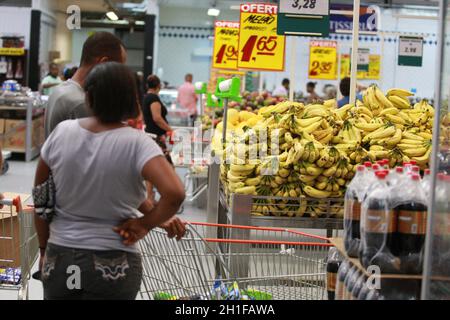 salvador, bahia / brésil - 11 novembre 2016: Les clients sont vus faire du shopping au supermarché dans la ville de Salvador. *** Légende locale *** . Banque D'Images