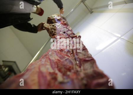 salvador, bahia / brésil - 17 mars 2017: Le boucher est vu manipuler des morceaux de boeuf dans le boucher magasin dans la ville de Salvador. *** Légende locale *** Banque D'Images