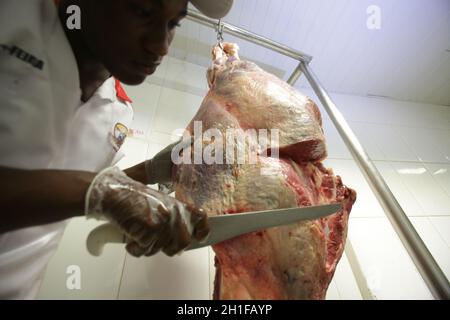 salvador, bahia / brésil - 17 mars 2017: Le boucher est vu manipuler des morceaux de boeuf dans le boucher magasin dans la ville de Salvador. *** Légende locale *** Banque D'Images