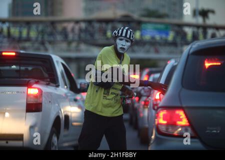 salvador, bahia / brésil - 8 novembre 2017: L'homme profite du feu de circulation fermé pour les conducteurs et fait face à la circulation pour vendre des balles dans la Cit Banque D'Images