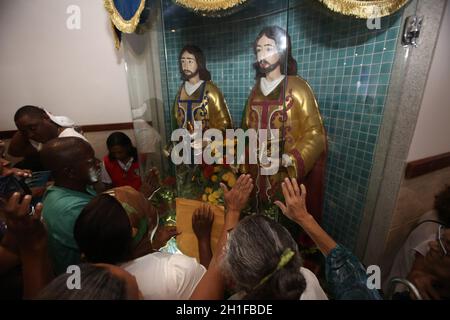 salvador, bahia / brésil - 27 septembre 2017: Dévot de Sao Cosme fin Sao Damiao vu pendant la masse en louant les saints jumeaux dans le bassin de Liberdade Banque D'Images