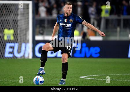 Milan Skriniar du FC Internazionale en action pendant la série Un match de football entre le SS Lazio et le FC Internazionale au stade Olimpico à Rome (Italie), le 16 octobre 2021.Photo Andrea Staccioli / Insidefoto Banque D'Images