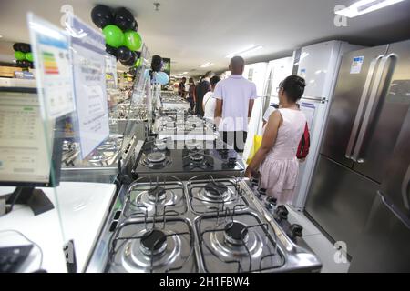 salvador, bahia / brésil - 23 novembre 2018: Les clients ont vu des recherches sur les prix des poêles pendant la promotion du Vendredi noir dans le magasin d'appareils à Salvador Banque D'Images