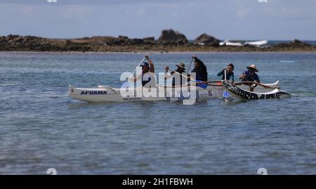 salvador, bahia / brésil - 24 janvier 2019 : On voit des gens monter à bord du canoë polynésien sur la plage d'Itapua à Salvador. *** Légende locale *** Banque D'Images