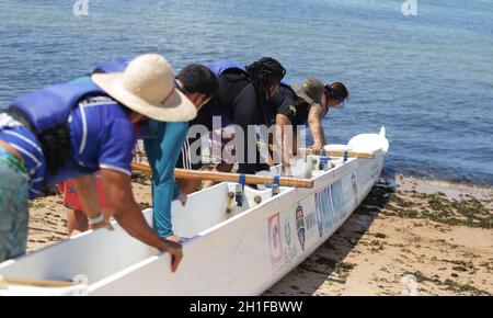 salvador, bahia / brésil - 24 janvier 2019 : On voit des gens monter à bord du canoë polynésien sur la plage d'Itapua à Salvador. *** Légende locale *** Banque D'Images