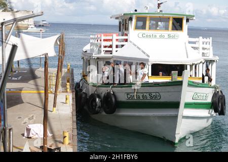 salvador, bahia / brésil - 31 janvier 2018: Hors-bord utilisé par les passagers pour traverser de Salvador à l'île Vera Cruz, près de la baie des Saints. *** Lo Banque D'Images