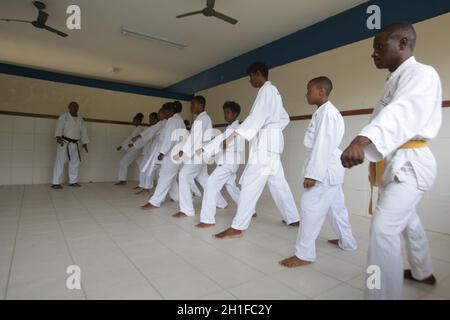 salvador, bahia / brésil - 8 novembre 2018: Les élèves de l'école publique de Bairro da Paz à Salvador sont vus pratiquer le karaté dans le domaine de l'école. * Banque D'Images