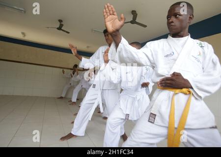 salvador, bahia / brésil - 8 novembre 2018: Les élèves de l'école publique de Bairro da Paz à Salvador sont vus pratiquer le karaté dans le domaine de l'école. * Banque D'Images