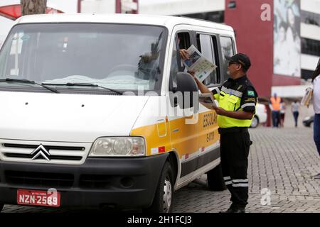 salvador, bahia / brésil - 9 juillet 2019: L'agent de trafic de Transalvador fait une action éducative avec le chauffeur près de l'école dans la ville de Salvador . ** Banque D'Images