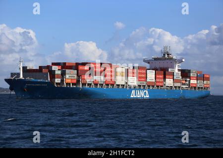 salvador, bahia / brésil - 22 août 2018 : un navire de cargaison est vu pendant l'opération de déchargement dans le port de Salvador *** Légende locale *** . Banque D'Images