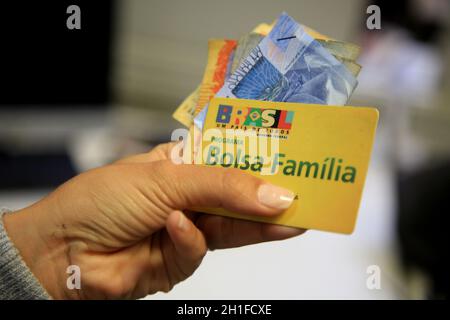 salvador, bahia / brésil - 11 août 2017 : la carte d'allocation familiale est considérée comme un utilisateur de la prestation sociale fournie par le gouvernement fédéral du Brésil Banque D'Images