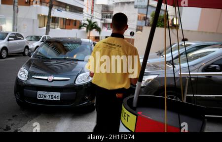 salvador, bahia / brésil - 14 septembre 2015 : le service de voiturier est considéré comme travaillant dans le quartier de Graca à Salvador. *** Légende locale *** Banque D'Images