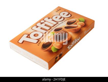 PRAGUE, RÉPUBLIQUE TCHÈQUE - 29 MAI 2020 : boîte de bonbons au chocolat Toffifee isolée sur fond blanc.Toffifee est la marque allemande de chocolat au caramel c Banque D'Images