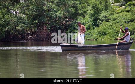 lauro de freitas, bahia / brésil - 21 novembre 2017 : le pêcheur est vu sur le fleuve Joanes à Lauro de Freitas. Les eaux de la rivière reçoivent resid Banque D'Images