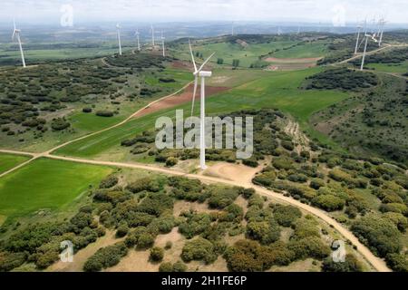 Vue aérienne de la ferme des moulins à vent pour une production d'énergie propre sur un beau ciel nuageux.Éoliennes générant une énergie propre et renouvelable pour soutenir le développement Banque D'Images