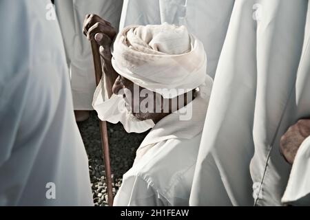 Portret d'un vieil homme sur le marché traditionnel Habta où les chèvres sont vendus, achetés et échangés de façon traditionnel chaque vendredi à Nizwa Banque D'Images