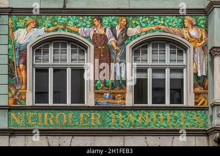 Détail des mosaïques décorant la façade du bâtiment de la Chambre de commerce du Nord Tyrol.Innsbruck, Tyrol du Nord, Autriche, Europe Banque D'Images