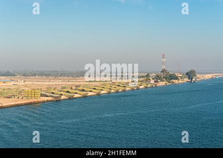 El Qantara, Egypte - Novembre 5, 2017 : pontons pont pour traverser le Canal de Suez se trouvent sur la rive du canal près de El Qantara, Égypte. Banque D'Images