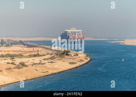 Ismailia, Egypte - Novembre 5, 2017 : grand navire porte-conteneurs MSC Maya passant Canal de Suez dans la brume de sable en Egypte. Banque D'Images