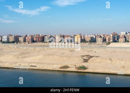 Ismailia, Egypte - Novembre 5, 2017 : bâtiments résidentiels sur la rive du canal de Suez en Egypte, l'Afrique. Banque D'Images