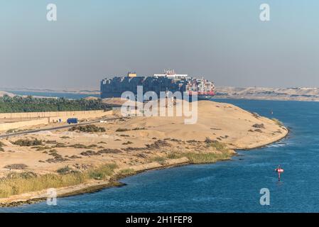 Ismailia, Egypte - Novembre 5, 2017 : grand navire porte-conteneurs MSC Maya passant Canal de Suez dans la brume de sable en Egypte. Banque D'Images