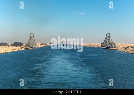 Ismailia, Egypte - Novembre 5, 2017 : El Ferdan pont de chemin de fer et les navires porte-conteneurs navire MSC Maya passant Canal de Suez en Égypte. Remorqueur accompagne le s Banque D'Images