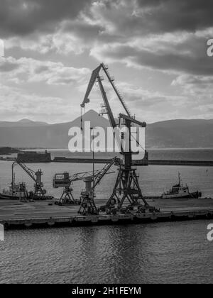 Heraklion, Grèce - Novembre 2, 2017 : Les Grues dans le dock de port d'Héraklion en Crète, Grèce. La photographie en noir et blanc. Banque D'Images