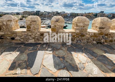 Héraklion, Crète, Grèce - Novembre 2, 2017 : vue sur le port d'Héraklion à partir de l'ancienne forteresse vénitienne, d'Héraklion, Crète Grèce. Banque D'Images