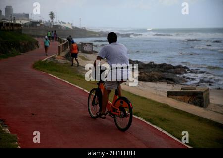 salvador, bahia / brésil - 5 novembre 2019: L'homme est vu à vélo le long de la piste cyclable dans le quartier de Pituba de Salvador. *** Légende locale Banque D'Images