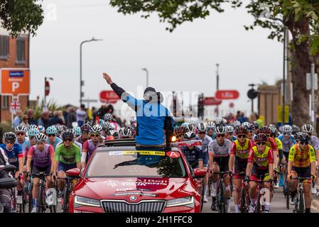 La voiture du directeur de course mène les pilotes à travers le départ neutralisé à la course de vélo AJ Bell pour femmes Tour à Shoeburyness, Essex, Royaume-Uni.Cyclistes Banque D'Images