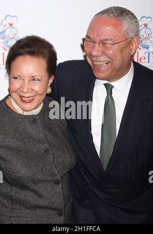 Alma Johnson Powell et Colin Powell assistent à la célébration de l'anniversaire de 10 ans du train Smile au Frederick P. Rose Hall-Jazz au Lincoln Center de New York le 17 mars 2009.Crédit photo : Henry McGee/MediaPunch Banque D'Images