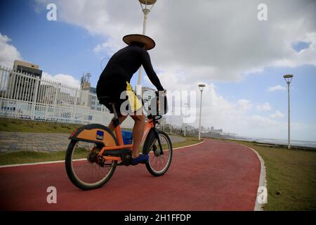 salvador, bahia / brésil - 5 novembre 2019: L'homme est vu à vélo le long de la piste cyclable dans le quartier de Pituba de Salvador. *** Légende locale Banque D'Images