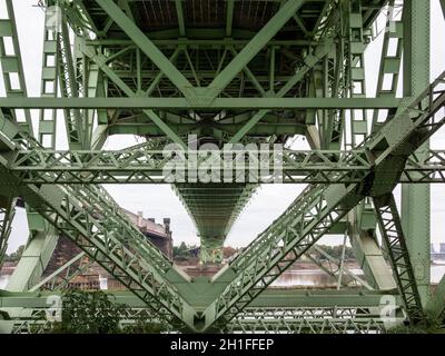 Pont routier de Runcorn au-dessus de la rivière Mersey et du canal du navire de Manchester Royaume-Uni Banque D'Images