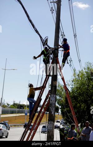 salvador, bahia / brésil - 12 mars 2019: Des travailleurs sont vus faire des réparations au réseau électrique dans la ville de Salvador. *** Légende locale *** Banque D'Images